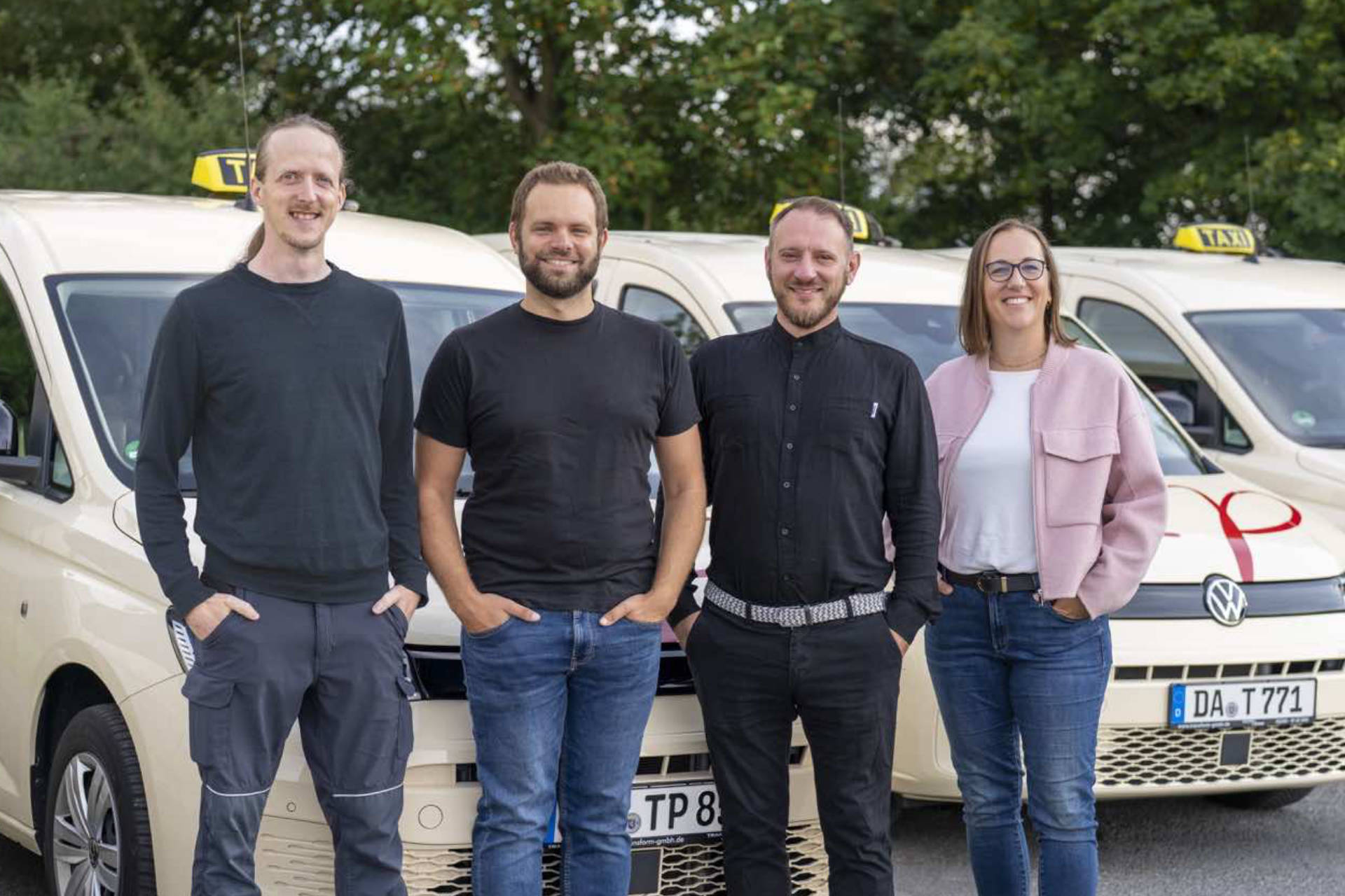 Das Team von Taxi Pabst vor den Fahrzeugen